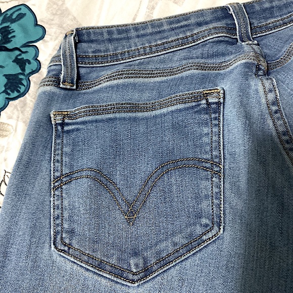 Levi’s Light Wash Flare Jeans - Picture 11 of 15